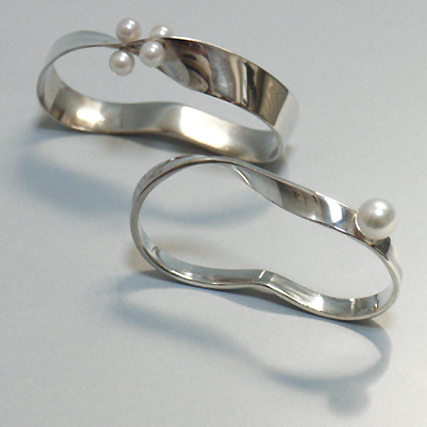 Double finger ring with pearls