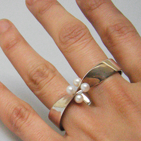 double finger ring with pearls