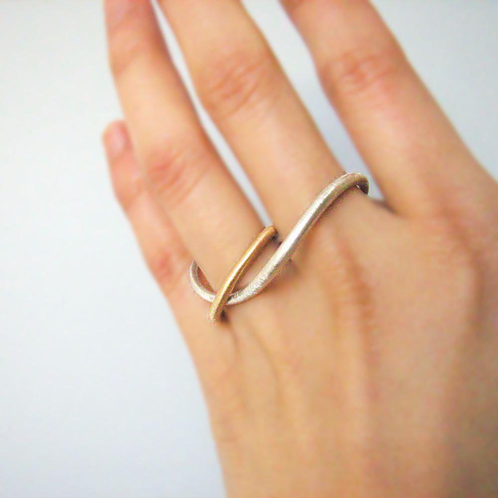 Double finger ring by Yuki Kamiya