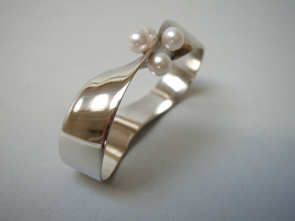 double finger ring with pearls