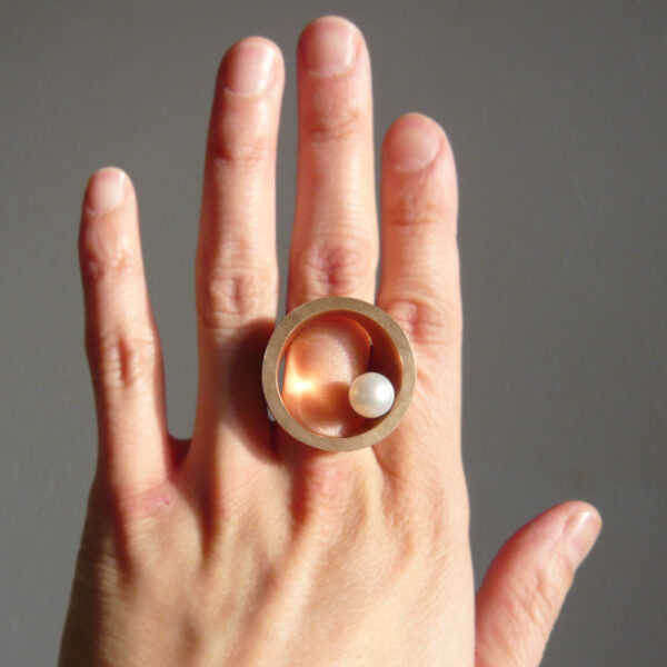 Double faced ring with pearl