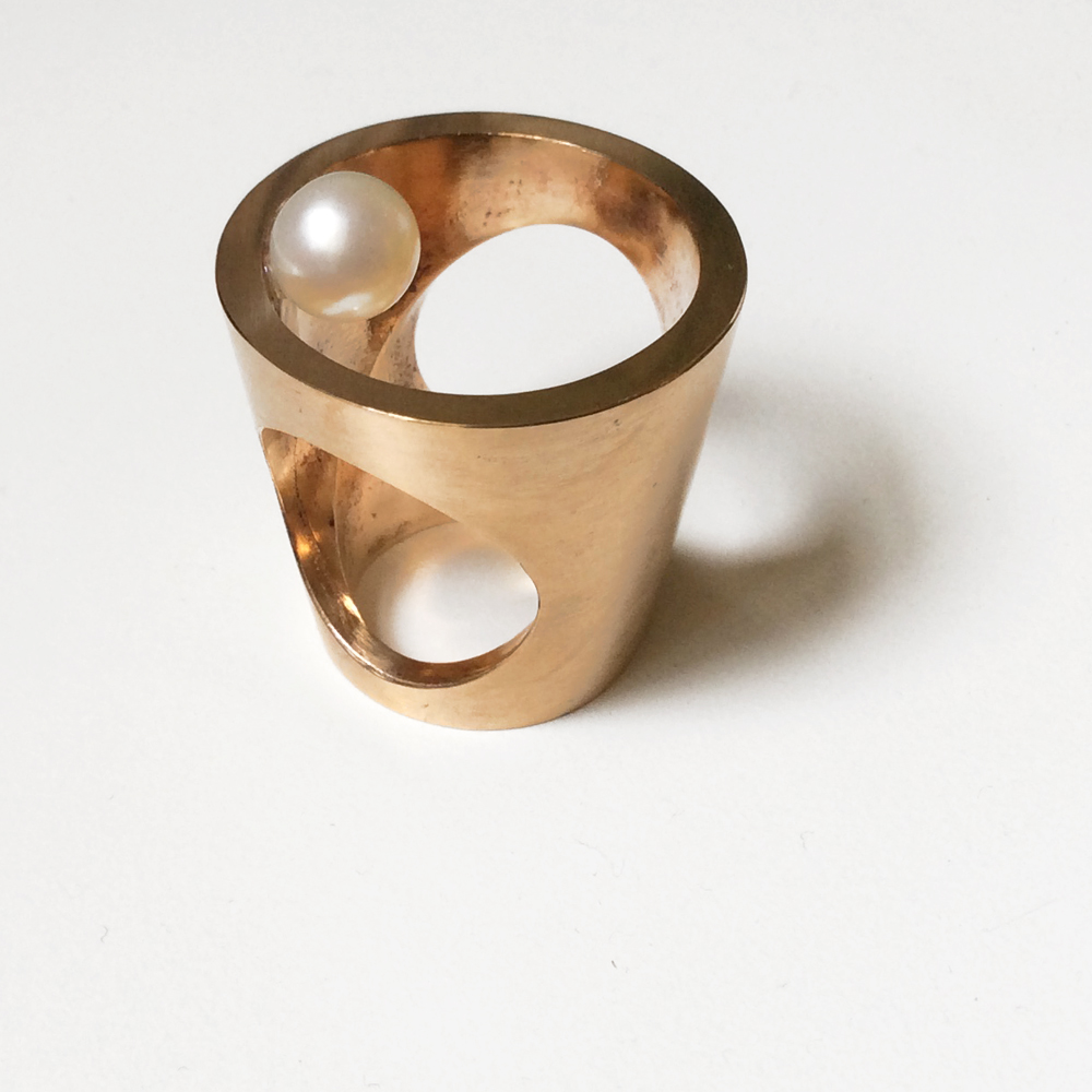 Double faced ring with pearl