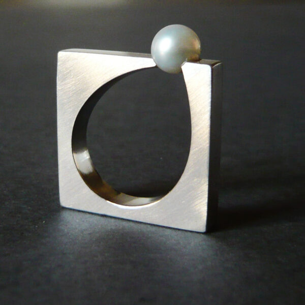 Squared ring with pearl – dewdrop