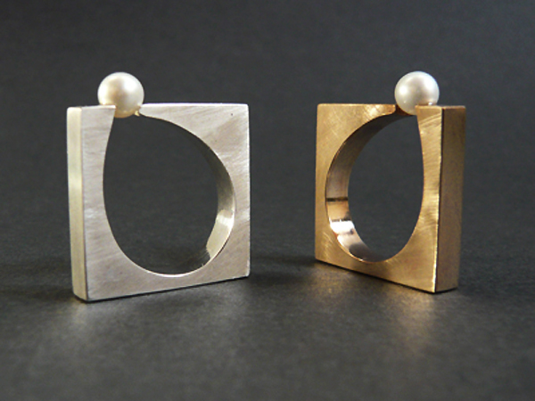 squared ring with pearl