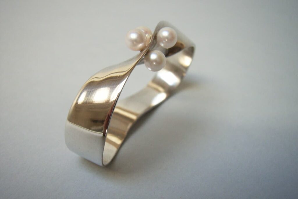Double finger ring with pearls 2004